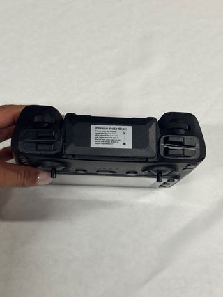 Dron con cámara gris y blanco