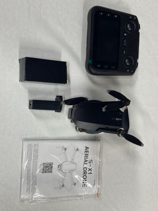 Dron con cámara gris y blanco