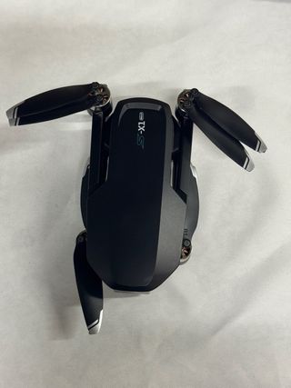 Dron con cámara gris y blanco