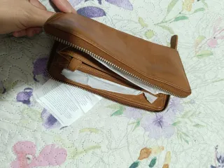 Cartera de piel marrón System Action