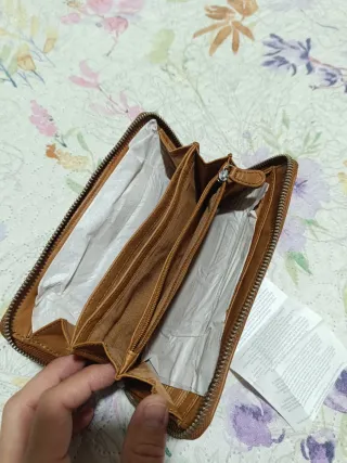 Cartera de piel marrón System Action