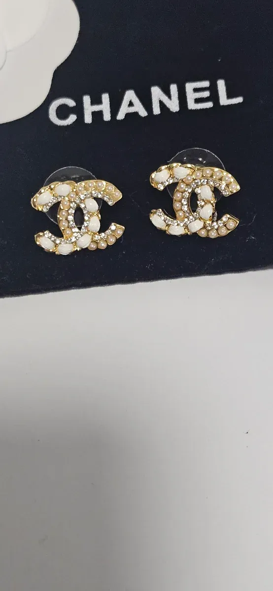Pendientes Chanel CC Dorados y Blancos