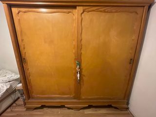 Guardaroba vintage con porte scorrevoli in legno