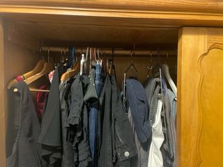 Guardaroba vintage con porte scorrevoli in legno