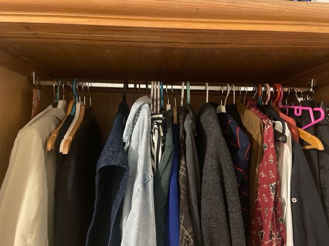 Guardaroba vintage con porte scorrevoli in legno massello