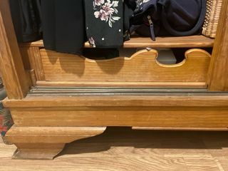 Guardaroba vintage con porte scorrevoli in legno