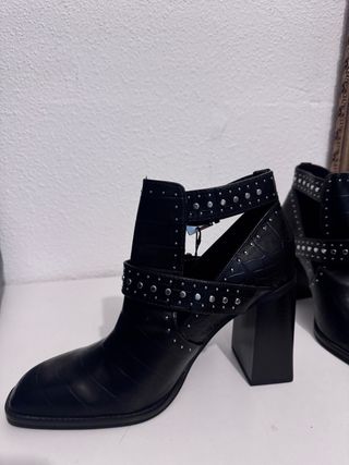 Botín Zara Tacón Hebilla Tachuelas