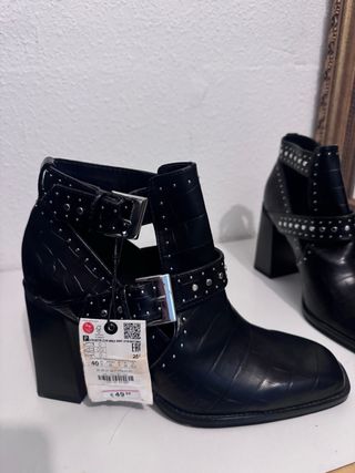Botín Zara Tacón Hebilla Tachuelas