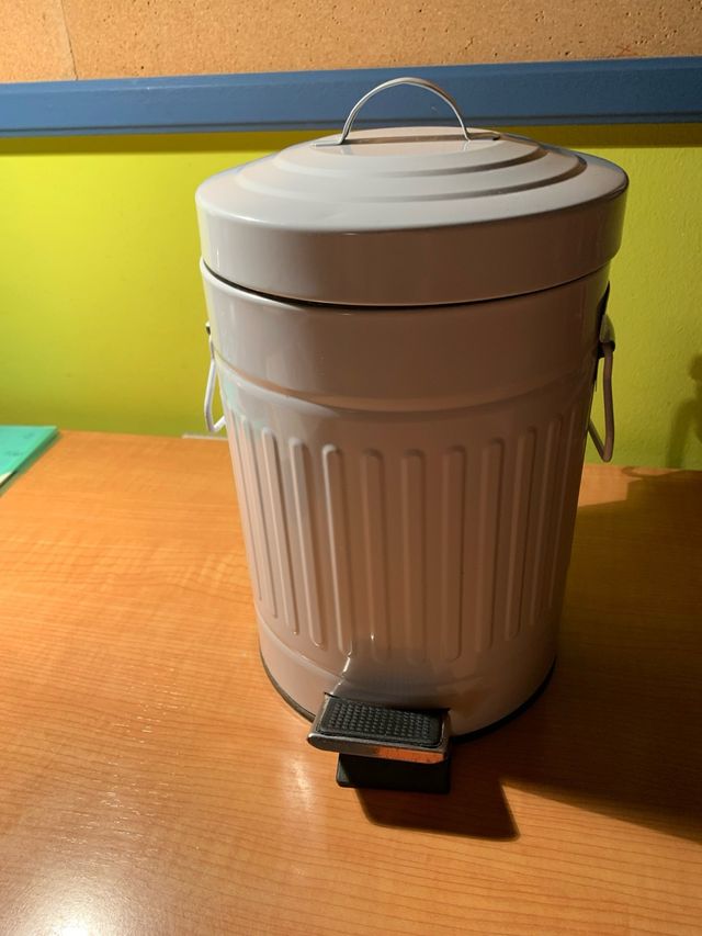 Papelera de metal con pedal