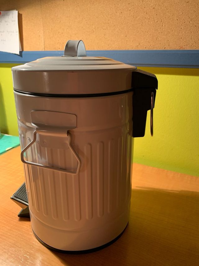 Papelera de metal con pedal