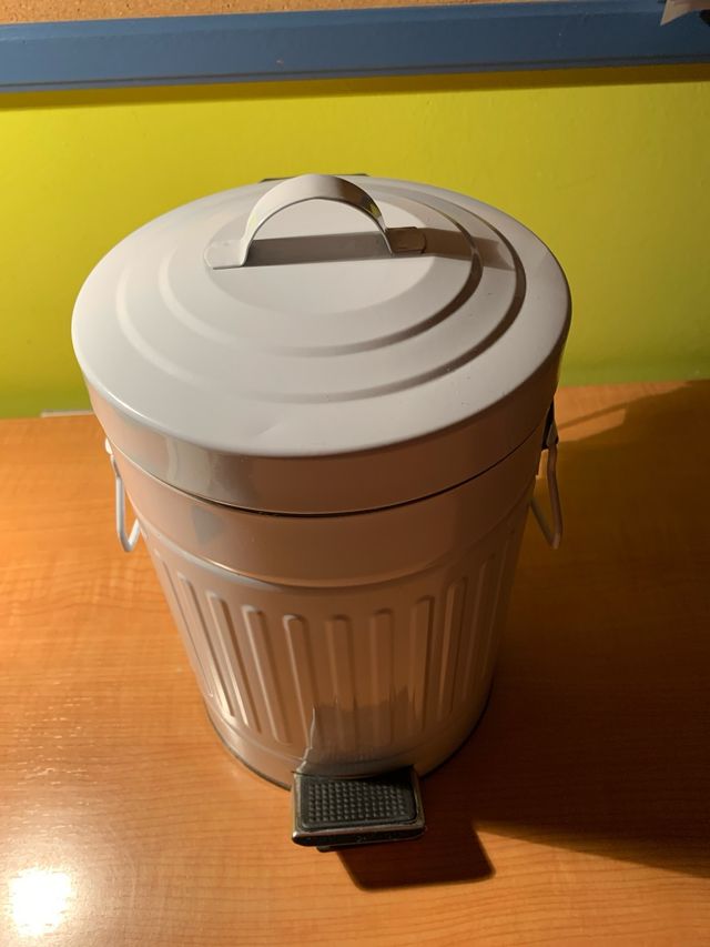 Papelera de metal con pedal