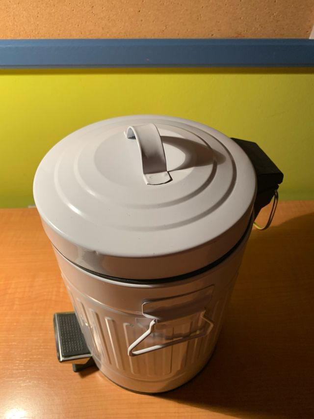 Papelera de metal con pedal