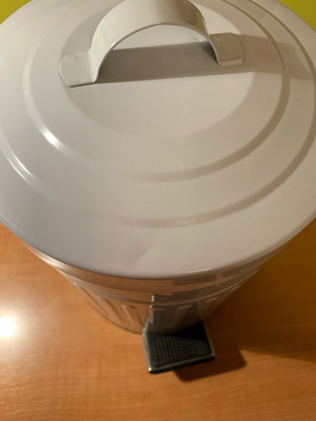 Papelera de metal con pedal