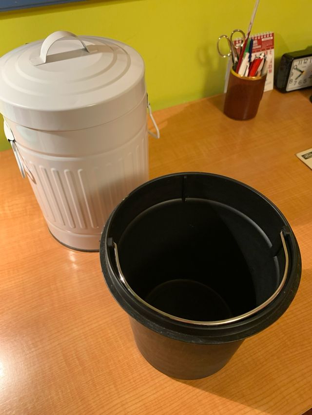 Papelera de metal con pedal