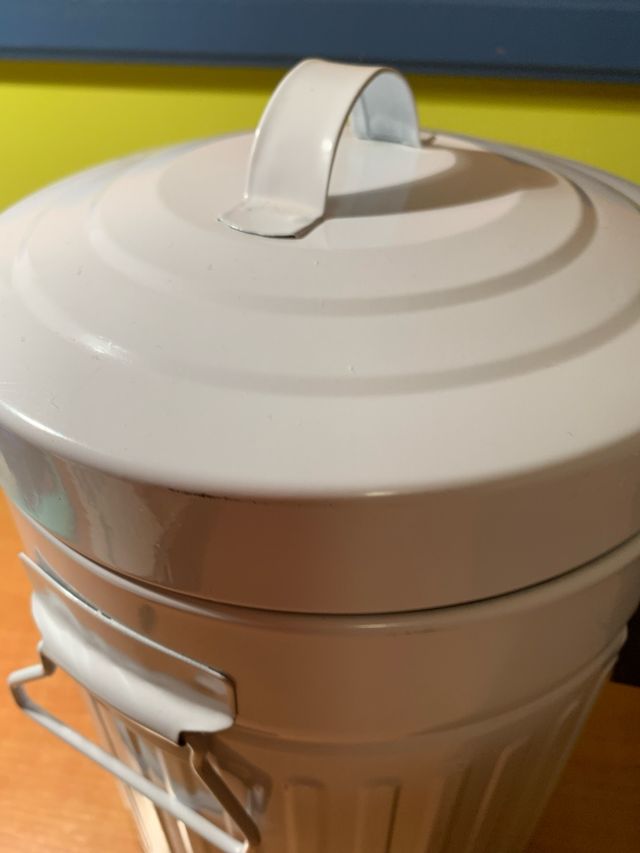 Papelera de metal con pedal