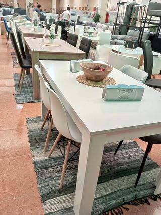 MESA DE COMEDOR + 4 SILLAS NORDICAS