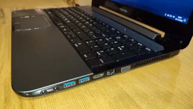 Portátil Toshiba satellite L955D con Windows 11