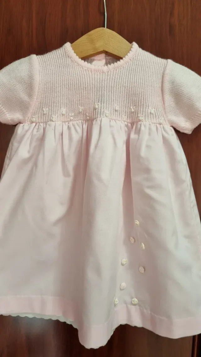 Vestido de bebé rosa tejido y tela