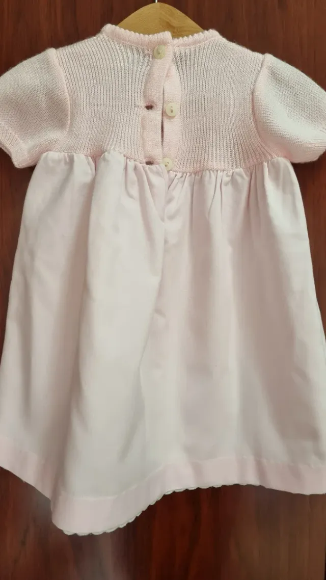 Vestido de bebé rosa tejido y tela