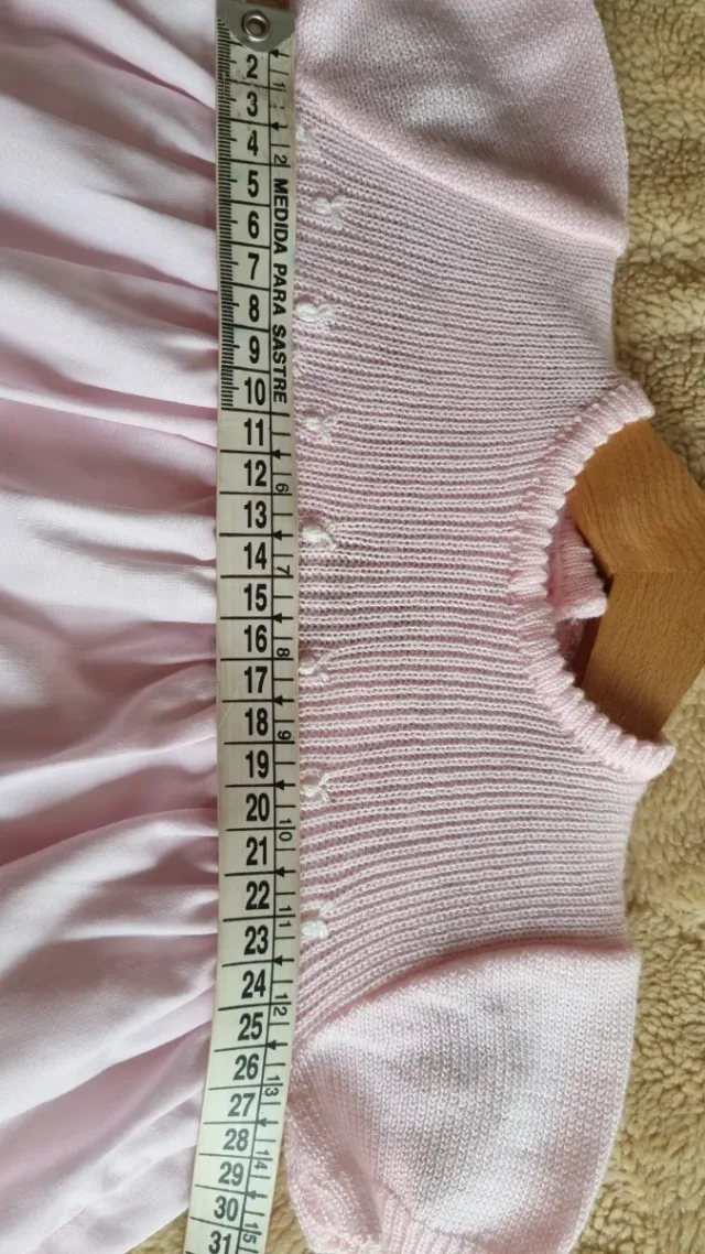 Vestido de bebé rosa tejido y tela