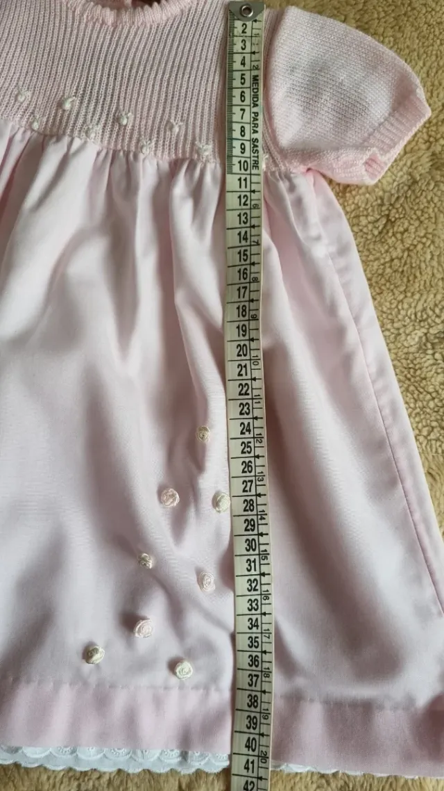 Vestido de bebé rosa tejido y tela