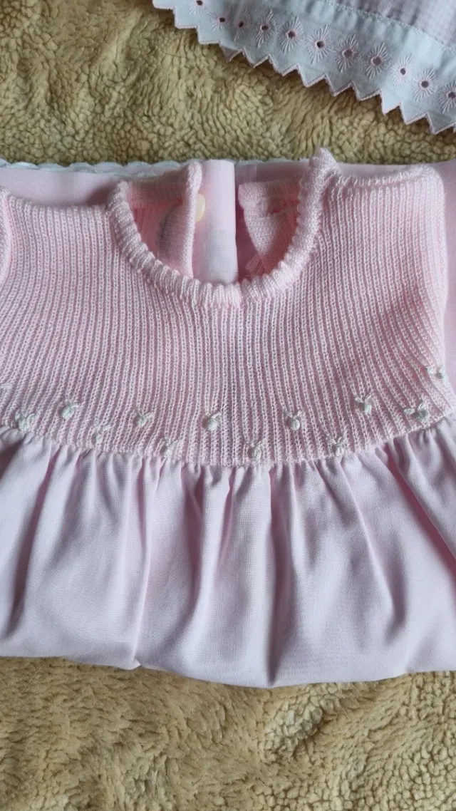 Vestido de bebé rosa tejido y tela