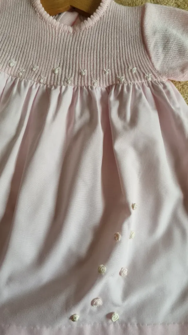 Vestido de bebé rosa tejido y tela