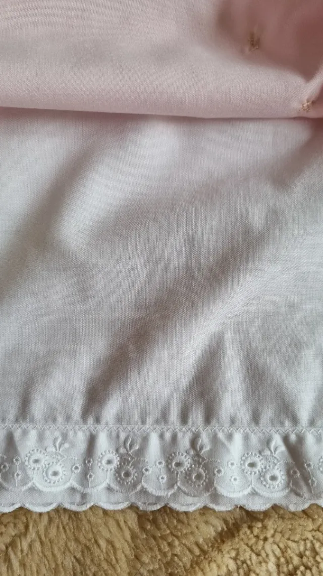 Vestido de bebé rosa tejido y tela