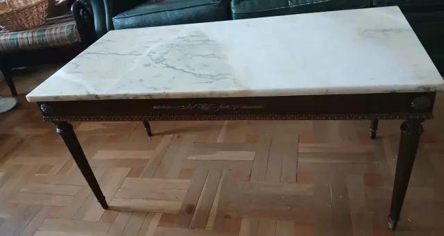Mesa de café de mármol y madera