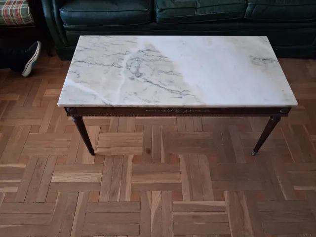 Mesa de café de mármol y madera