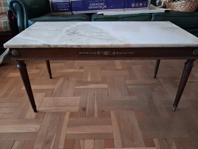 Mesa de café de mármol y madera