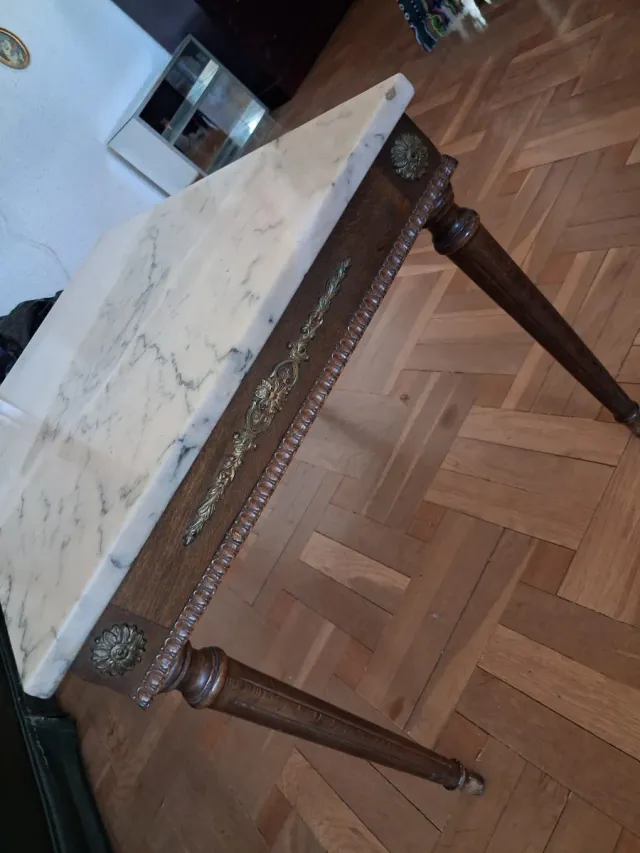 Mesa de café de mármol y madera