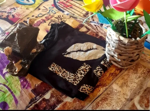 Camiseta negra con estampado de labios y leopardo