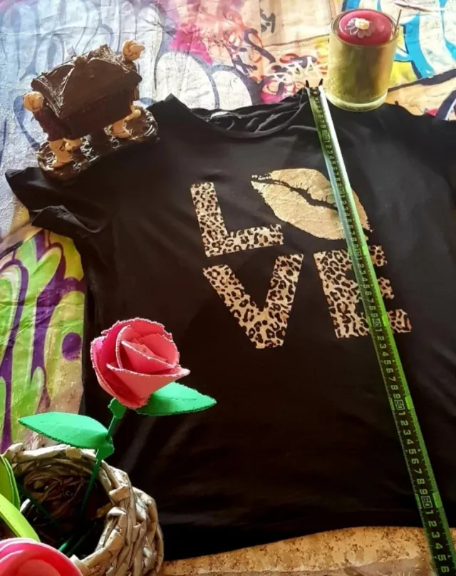 Camiseta negra con estampado de labios y leopardo