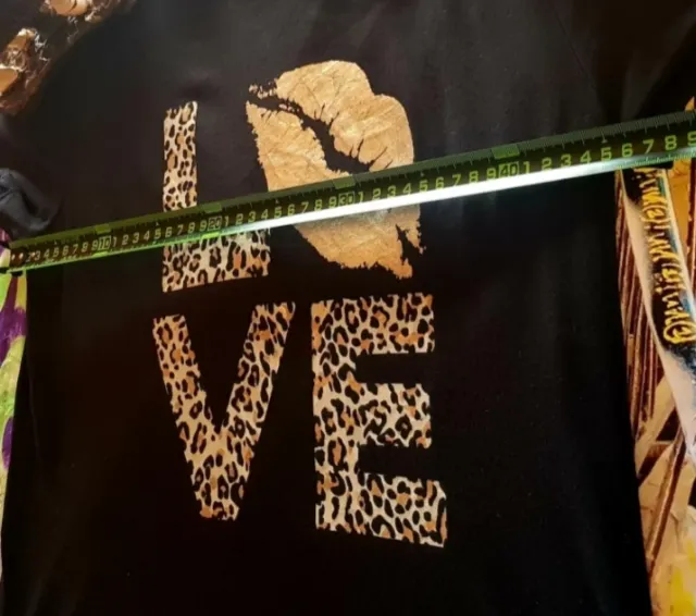 Camiseta negra con estampado de labios y leopardo