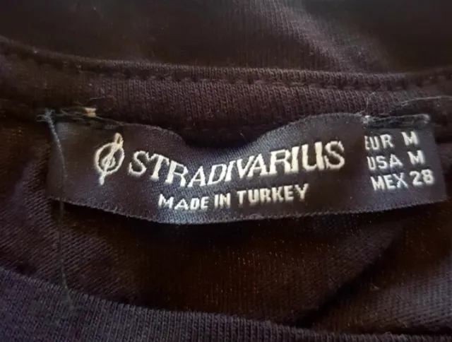 Camiseta negra con estampado de labios y leopardo