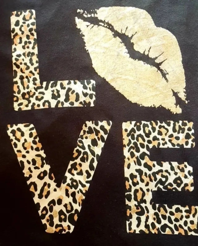Camiseta negra con estampado de labios y leopardo