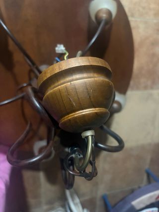 Lámpara de madera con 5 tulipas de cristal