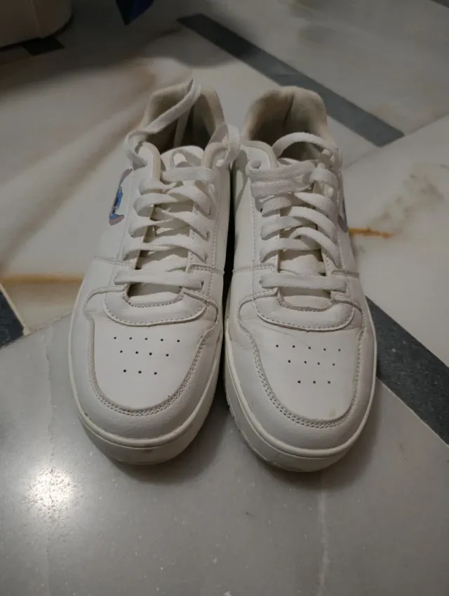 Tenis blancos con diseño de Stitch