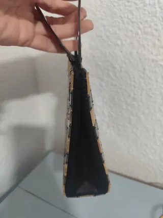 Bolso de mano negro y dorado