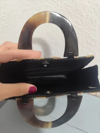 Bolso de mano negro y dorado