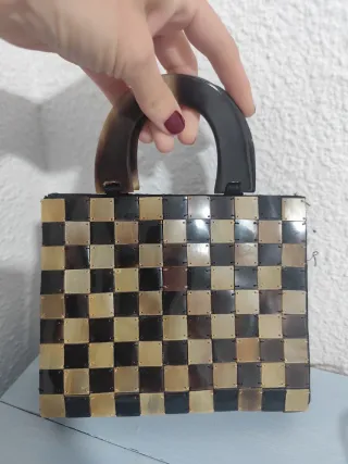 Bolso de mano negro y dorado