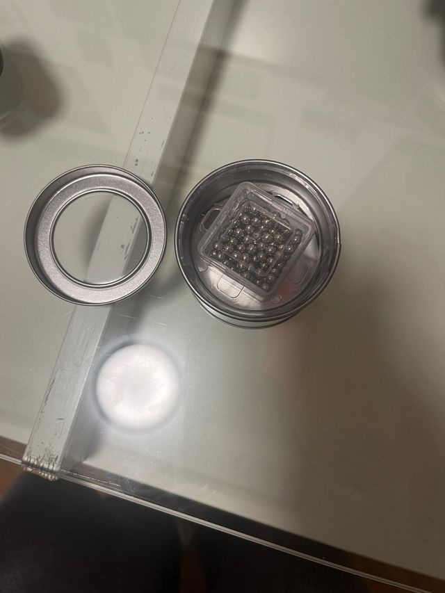 Bolitas de imán en caja cuadrada