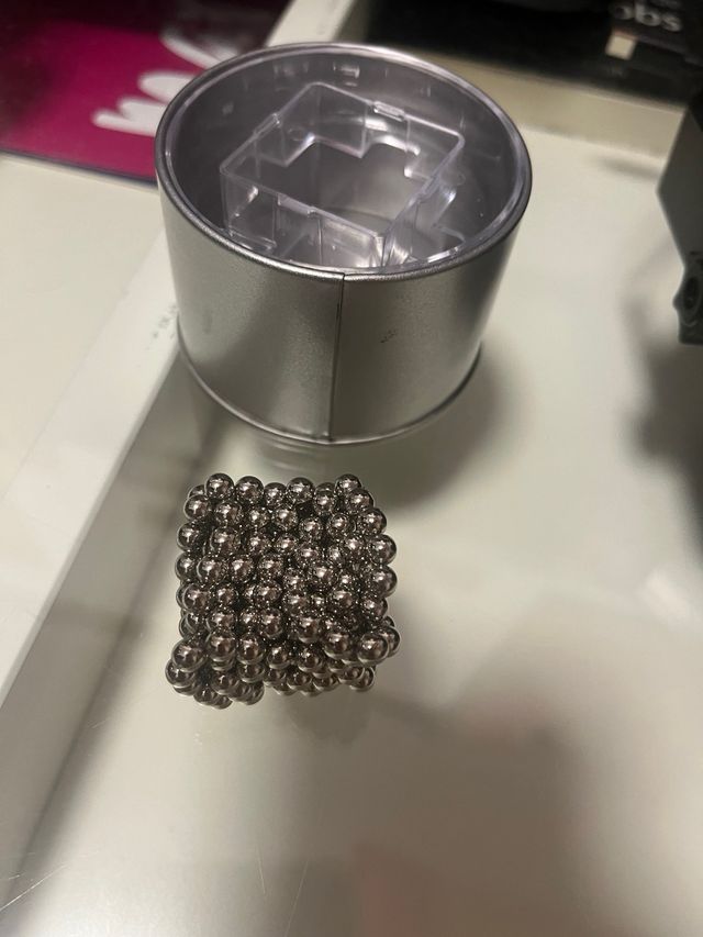 Bolitas de imán en caja cuadrada