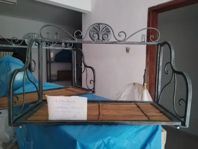 Estantería de metal y bambú