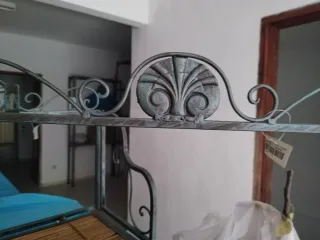 Estantería de metal y bambú