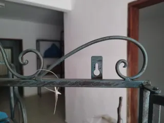 Estantería de metal y bambú