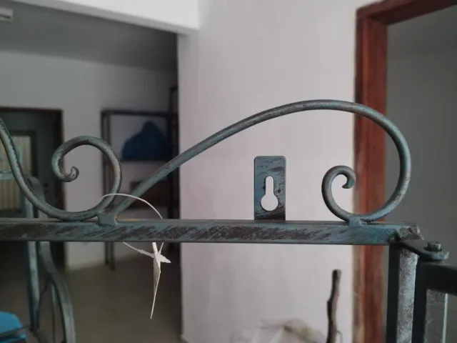 Estantería de metal y bambú