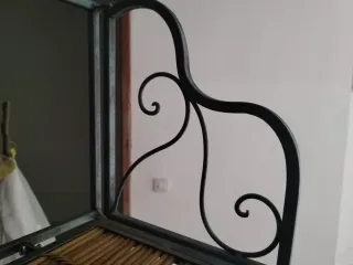 Estantería de metal y bambú