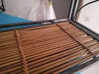 Estantería de metal y bambú